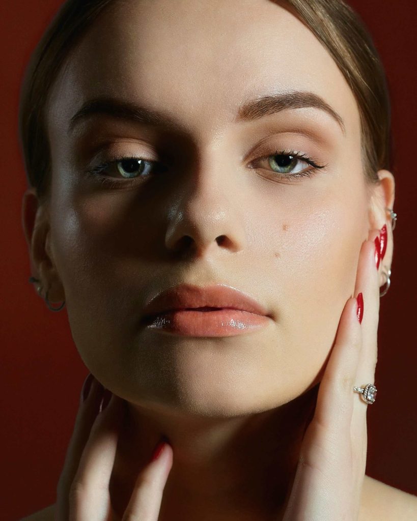 Retrato fotográfico de una mujer de ojos claros